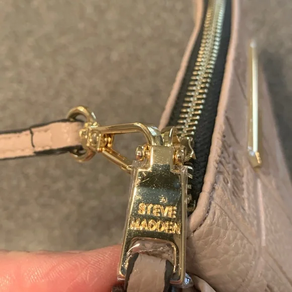 Steve Madden Wristlet / Purse! Brand New…Label & Zipper still covered in plastic - Picture 11 of 13